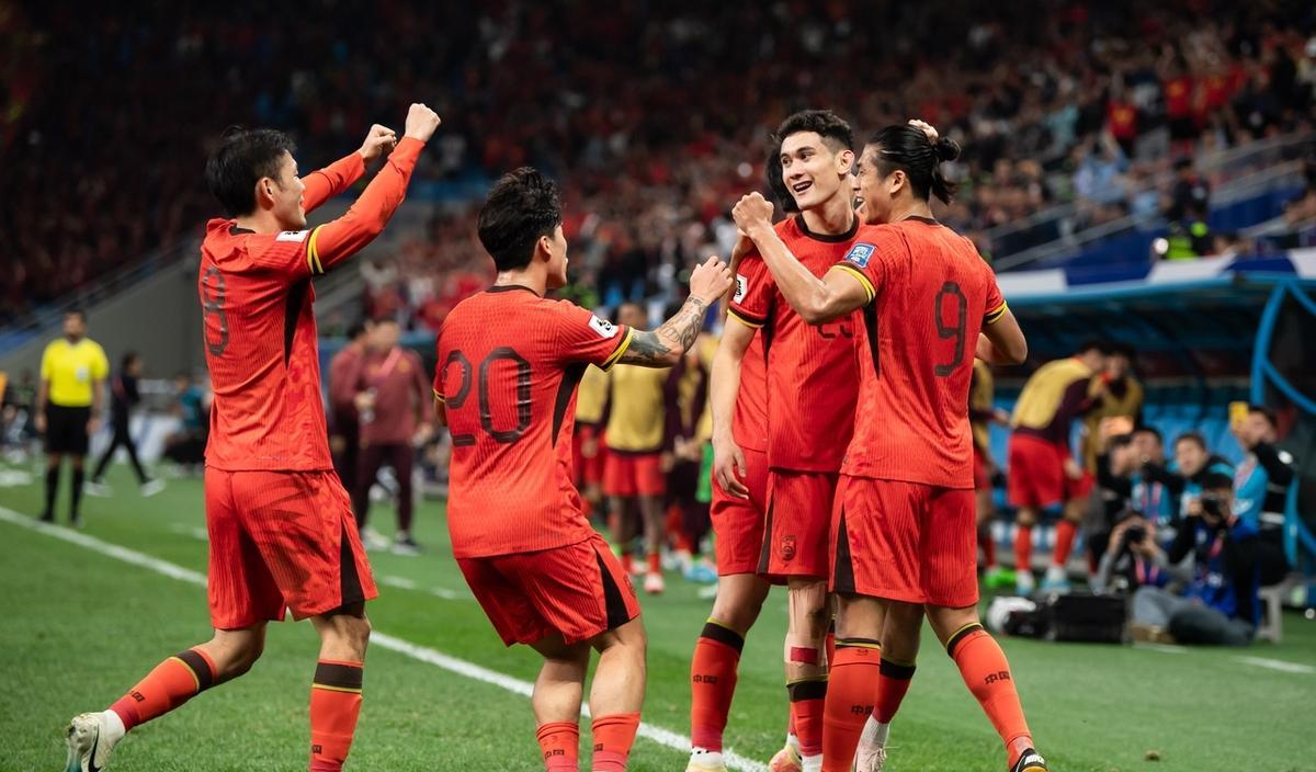 比赛中球队激烈角逐，展现顶尖水平的简单介绍