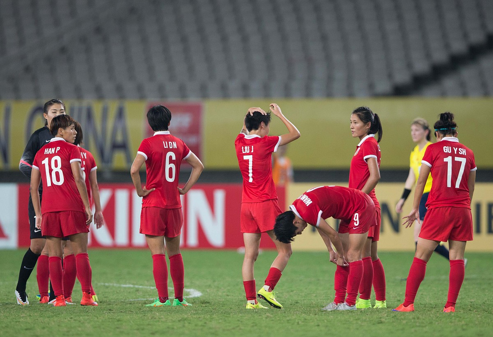 热血女足比拼现场,球员奋勇拼搏的简单介绍 热血女足比拼现场,球员奋勇拼搏的简单介绍