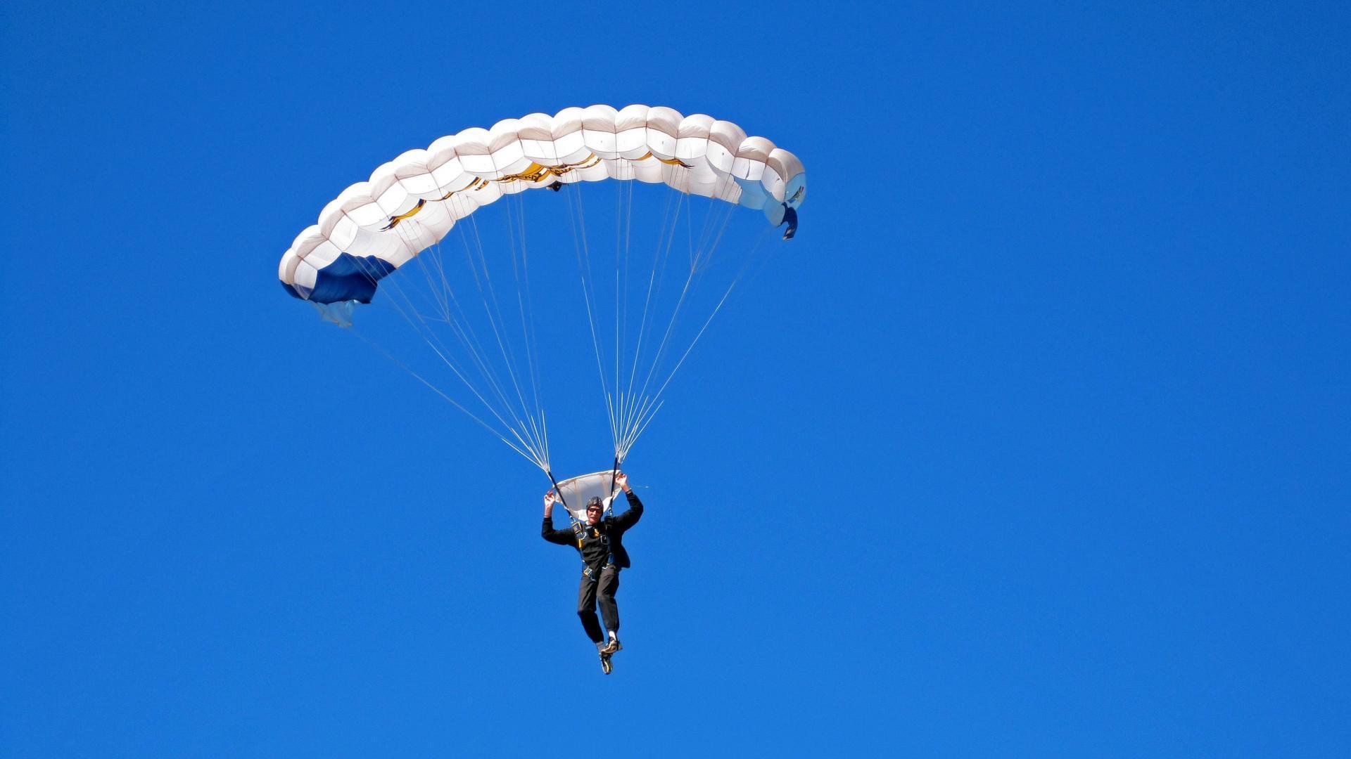 跨界传奇，当奇才淘汰勇士法则，浓眉在F1赛道接管年度争冠