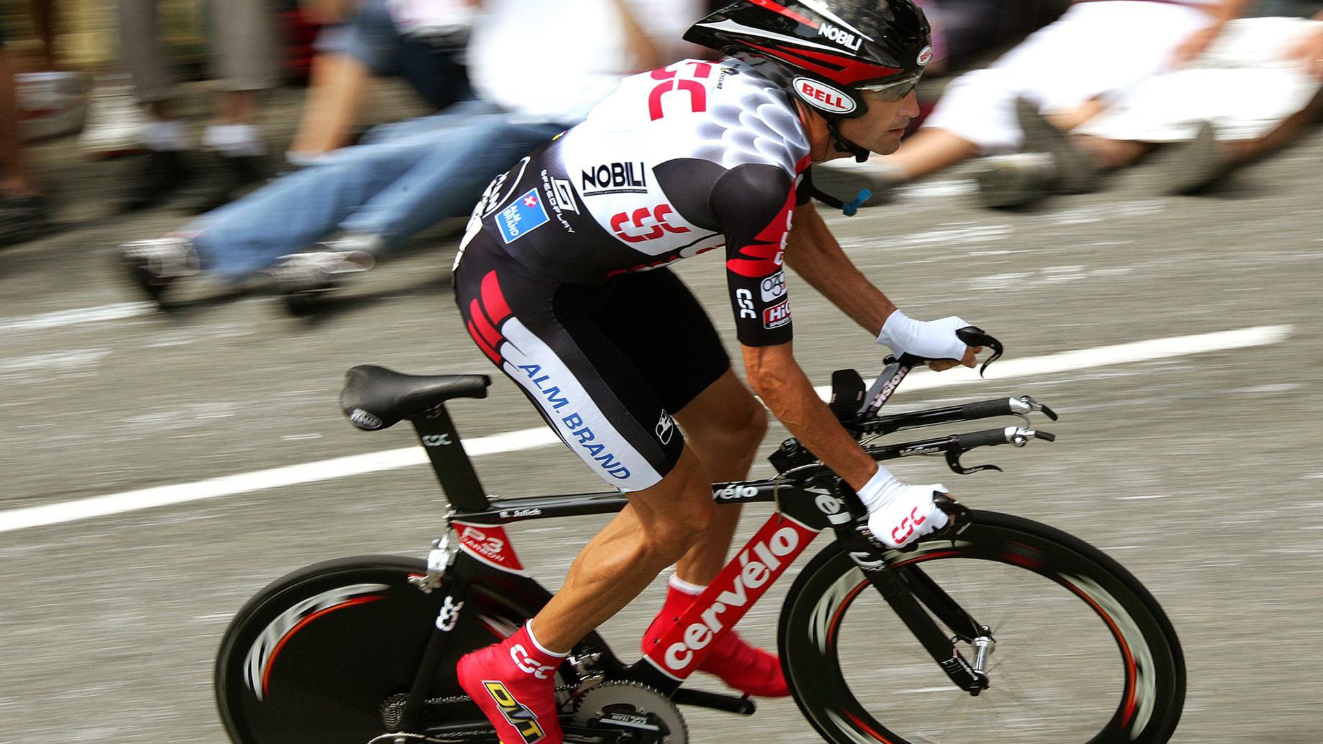 孤勇者的逆袭，阿隆索绝境点燃赛场，雷诺车队史诗翻盘红牛二队