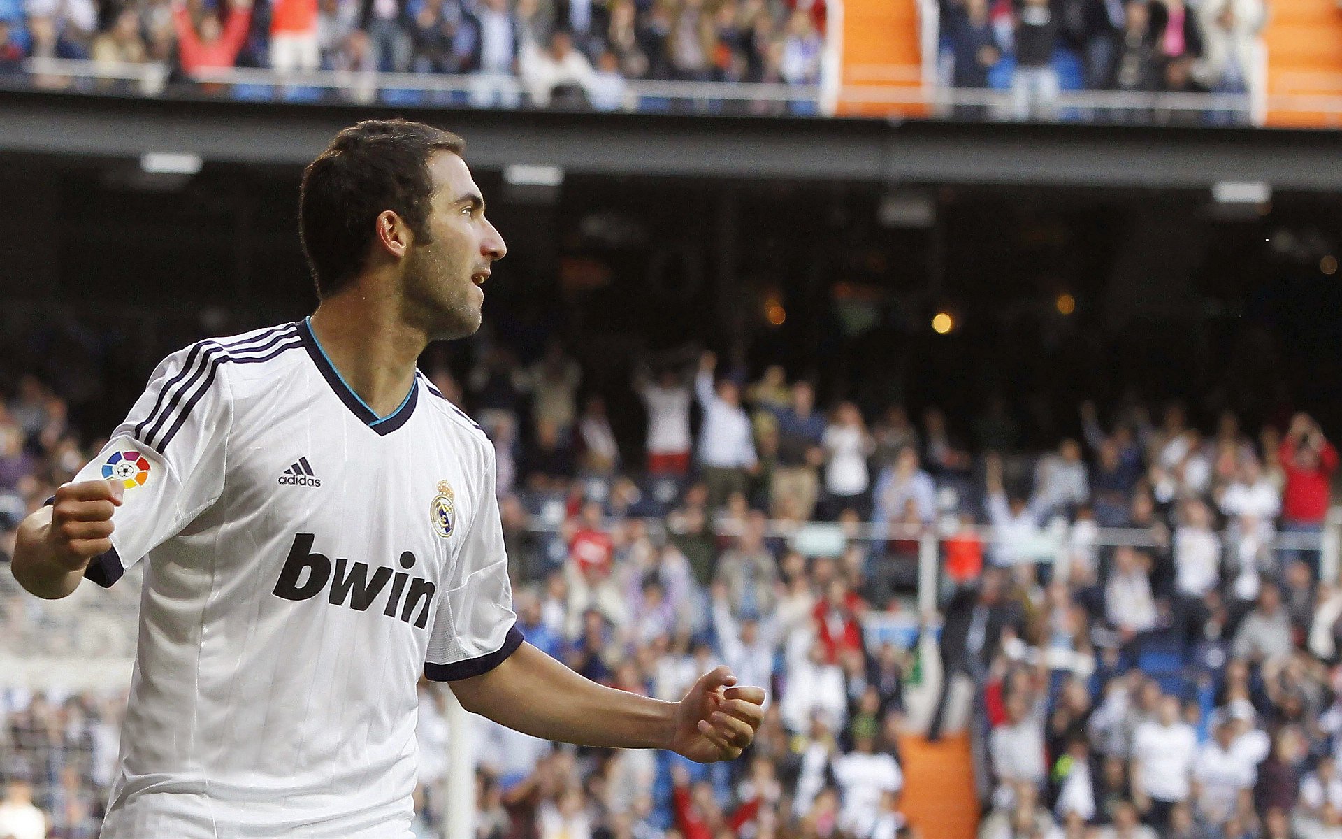 绿茵场上的逆转与羽毛球场上的绝杀，体育精神的双重奏